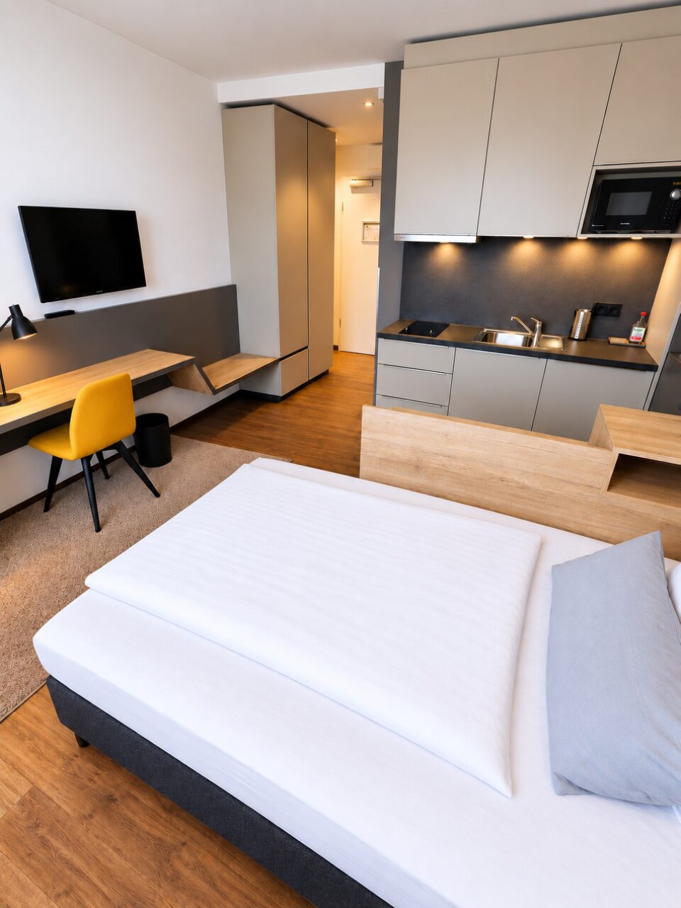 Modernes möbliertes MicroApartment im HOMEY in Pentling bei Regensburg mit Bett, Küchenzeile, Arbeitsplatz und TV